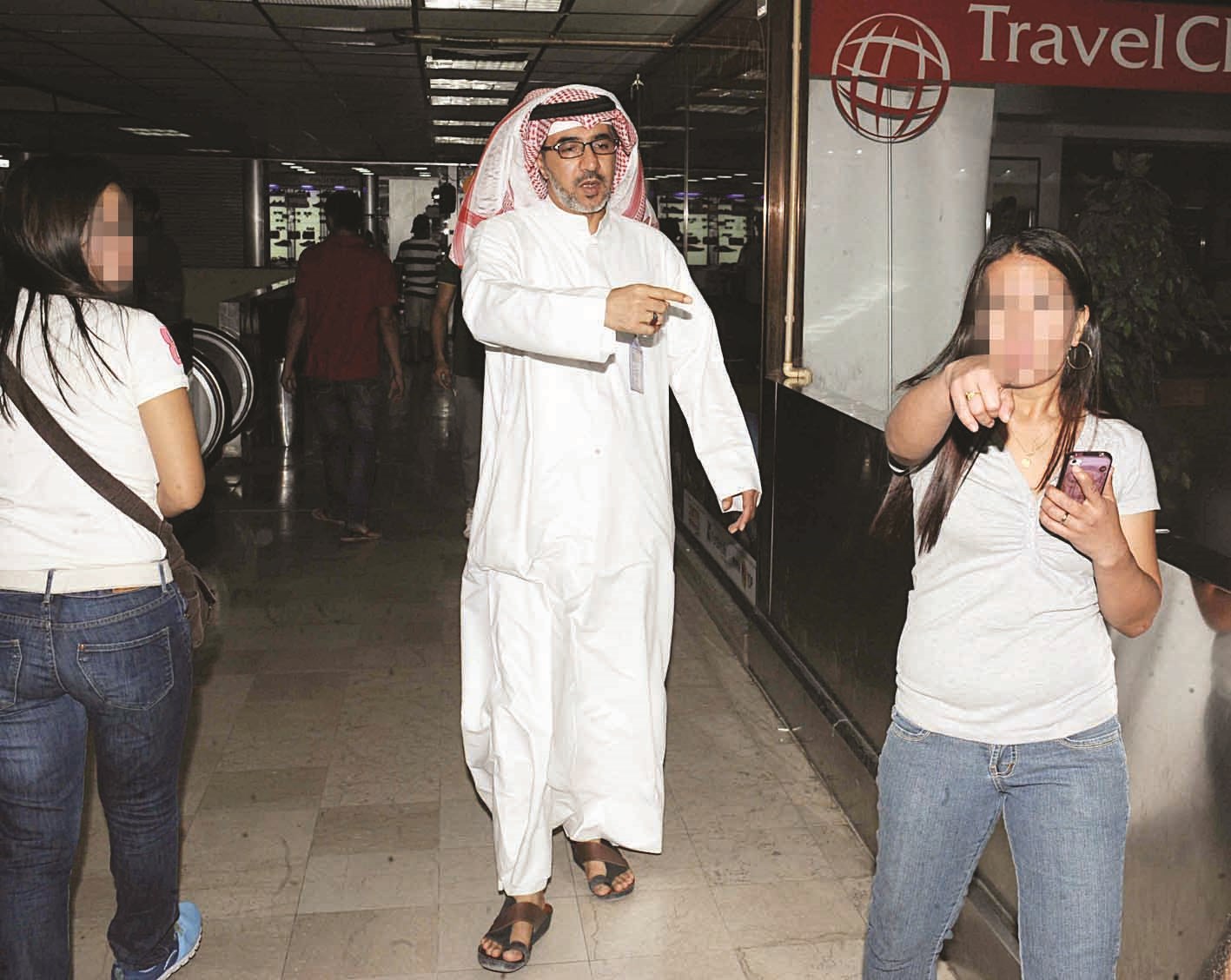 الحافظ يلاحق إحدى العاملات الهاربات