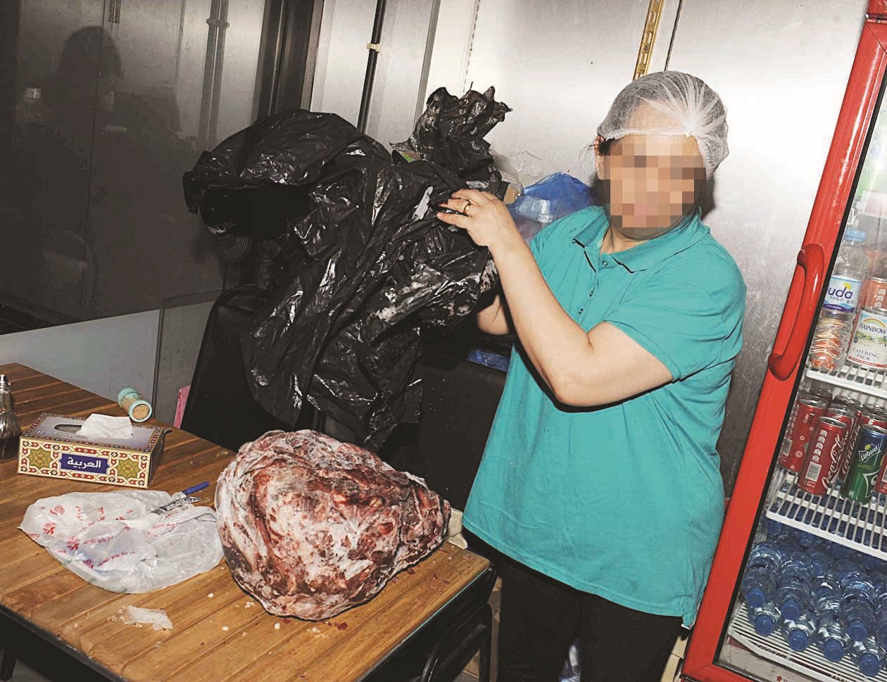 لحم في أكياس قمامة