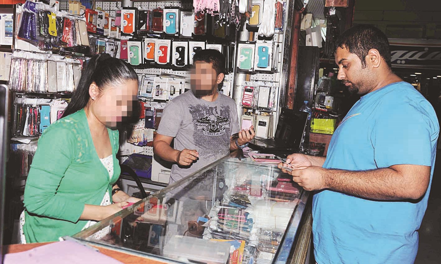 ...وعلى مدى مطابقة البطاقة المدنية لعنوان العمل   (تصوير كرم ذياب)