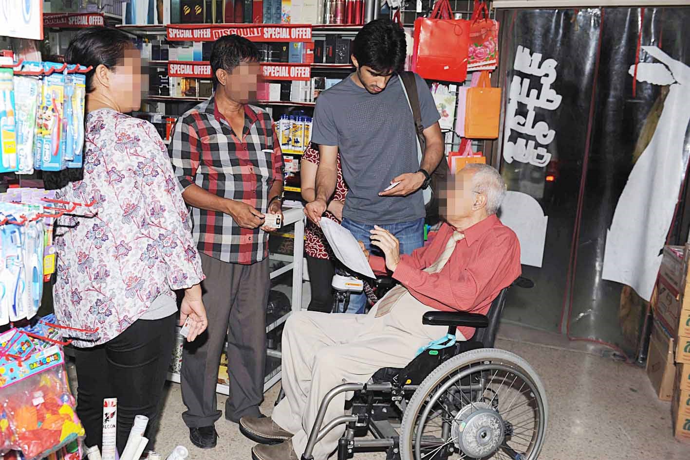 مفتش وزارة الشؤون يتأكد من إذن العمل