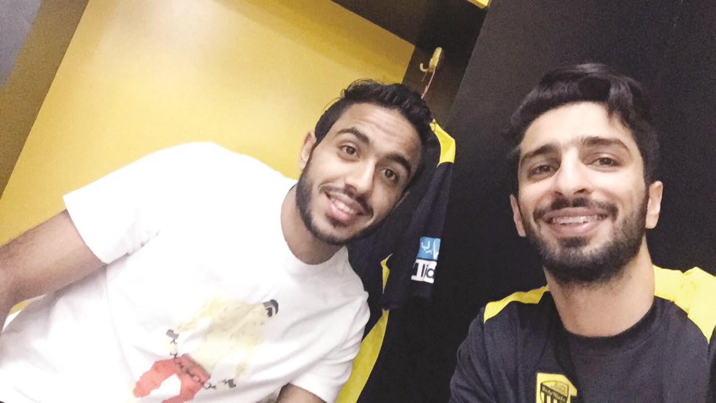 «سيلفي» يجمع فهد وكهربا قبل المباراة