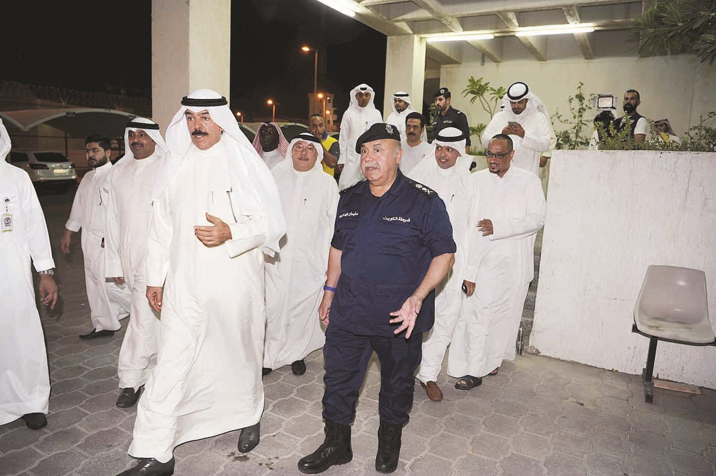 الوزير الخالد برفقة الفريق الفهد أثناء زيارته لإدارة المكافحة