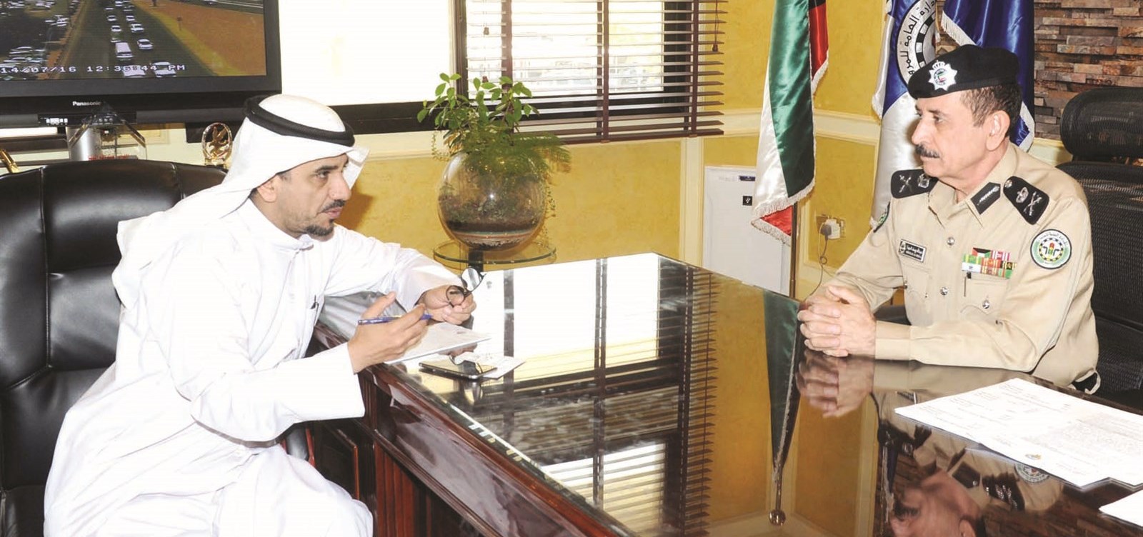 المهنا متحدثا للزميل منصور الشمري (تصوير زكريا عطية)