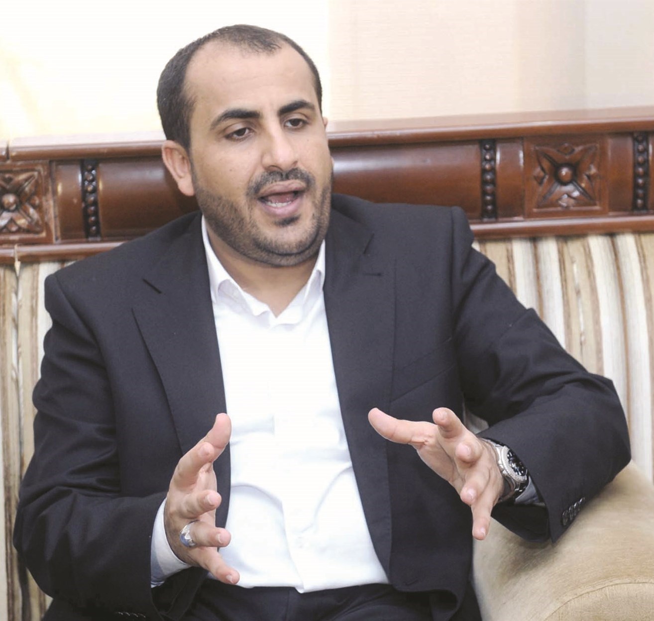 المتحدث باسم الحوثيين محمد عبدالسلام متحدثا عن رؤيته لحل الأزمة (تصوير زكريا عطية)