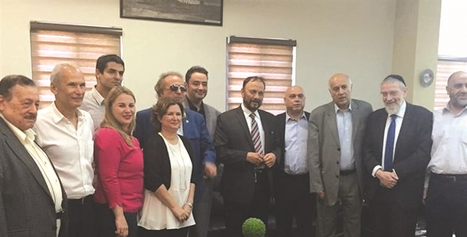 u0644u0642u0637u0629 u062au062cu0645u0639 u0627u0644u0639u0634u0642u064a (u0641u064a u0627u0644u0648u0633u0637) u0648u0627u0644u0631u062cu0648u0628 (u0627u0644u062bu0627u0646u064a u0627u0644u0649 u064au0633u0627u0631u0647) u0645u0639 u0645u0633u0624u0648u0644u064au0646 u0627u0633u0631u0627u0626u064au0644u064au064au0646 u0648u0628u062fu0627 u0628u0627u0631u0644u064au0641 (u0627u0644u062bu0627u0646u064a u0641u064a u064au0633u0627u0631 u0627u0644u0635u0648u0631u0629)