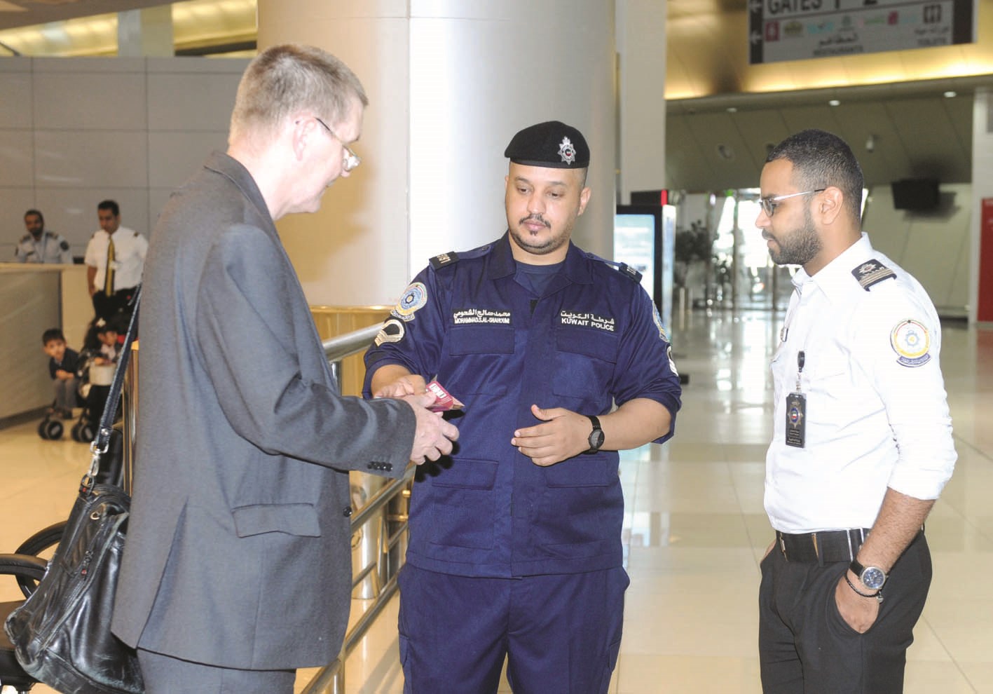 تدقيق على بيانات أحد المسافرين