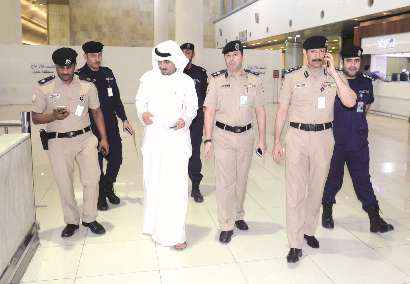 العميد أحمد الصالح وقيادات أمن المطار مع الزميل منصور الشمري في جولة داخل المطار