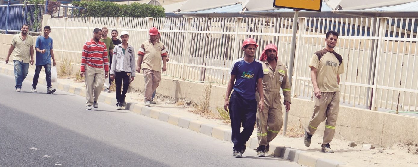 u0639u0645u0627u0644 u0641u064a u0637u0631u064au0642u0647u0645 u0644u0645u0642u0627u0631 u0633u0643u0646u0647u0645 u0628u0639u062f u0623u0646 u0623u0646u0647u0648u0627 u0639u0645u0644u0647u0645 (u062au0635u0648u064au0631 u0645u0648u0633u0649 u0639u064au0627u0634)