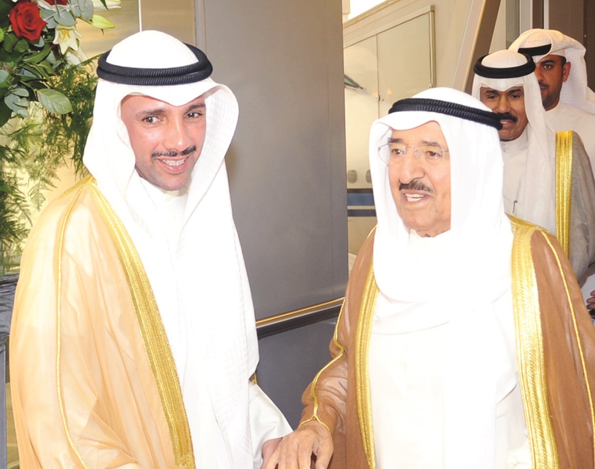 سموه مصافحاً الرئيس الغانم