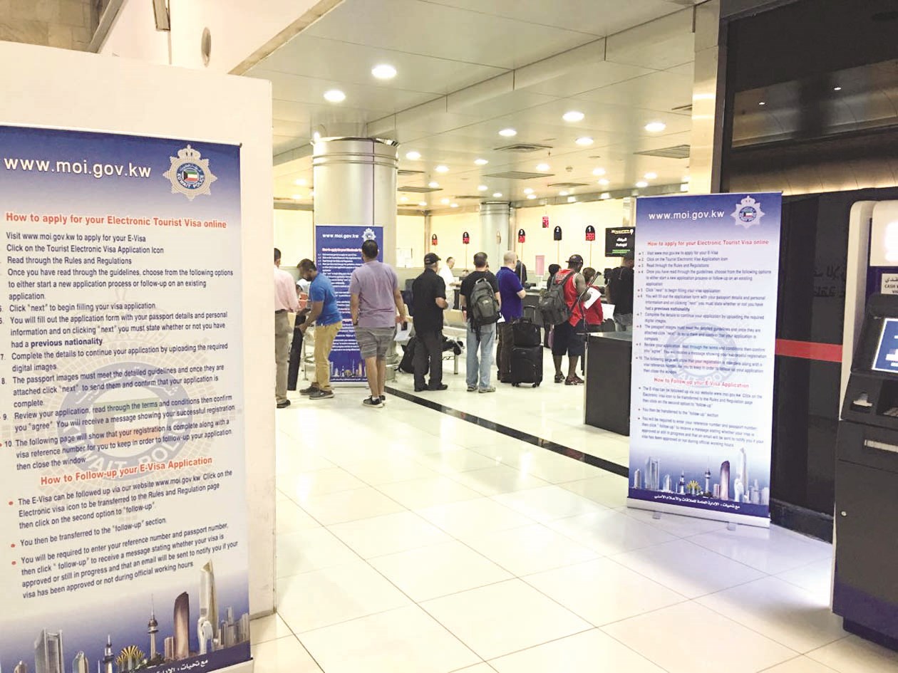 منشورات في المطار تتعلق بالتأشيرة الإلكترونية