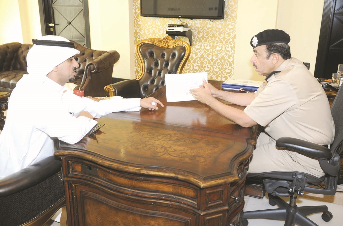 العميد علي المعيلي متحدثا للزميل منصور الشمري