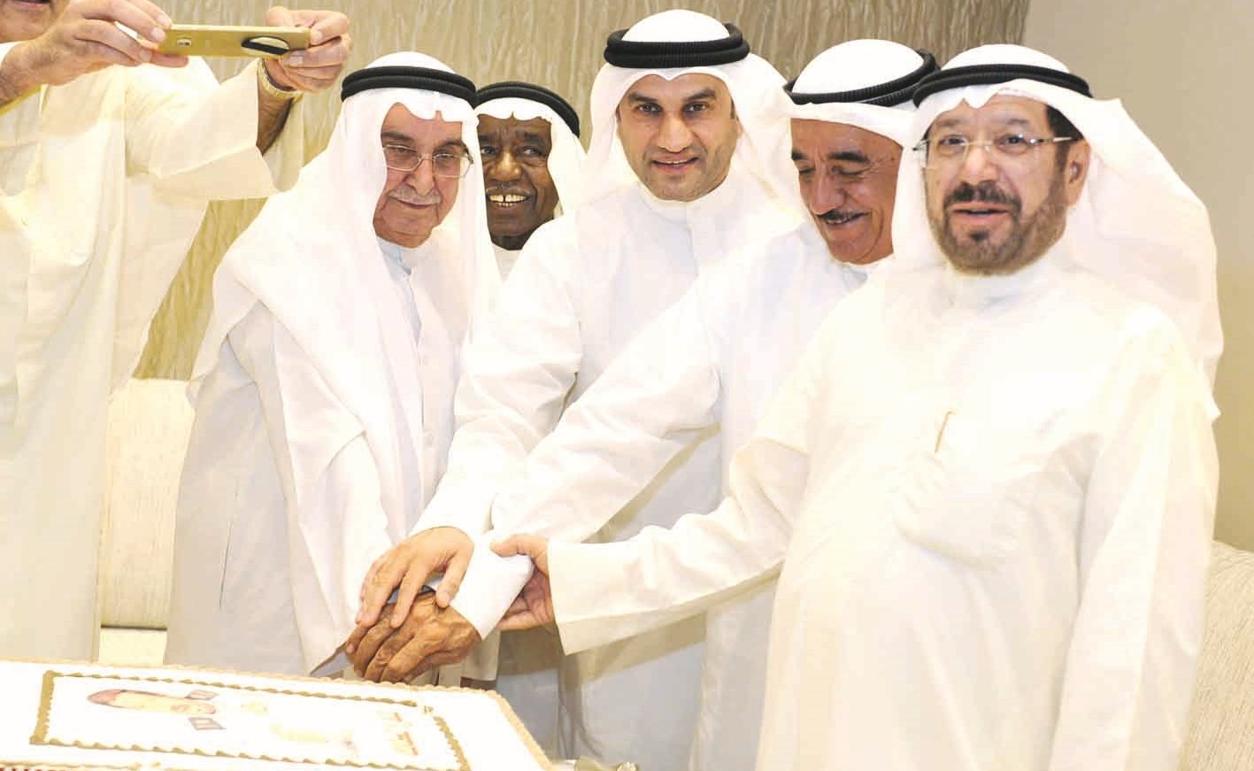 الأنصاري مشاركاً في قص قالب حلوى الاحتفال (تصوير سعد هنداوي)