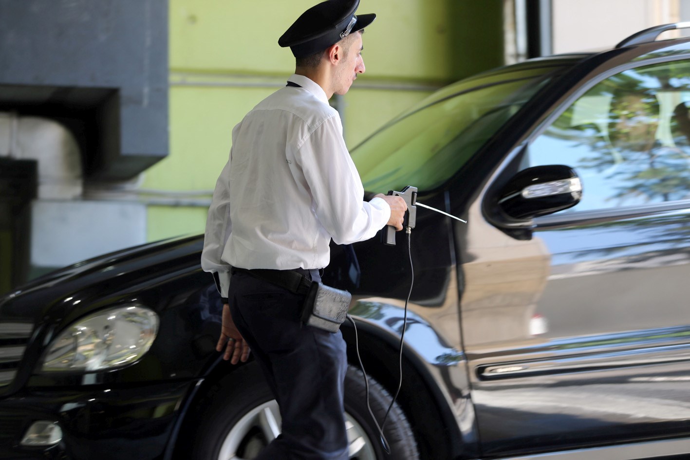 u0645u0648u0638u0641 u0623u0645u0646 u0634u0631u0643u0629 u062eu0627u0635u0629 u064au0641u062au0634 u0633u064au0627u0631u0629 u0641u064a u0623u062du062f u0627u0644u0645u062cu0645u0639u0627u062a u0627u0644u062au062cu0627u0631u064au0629 u0641u064a u0628u064au0631u0648u062a u0623u0645u0633 (u0631u0648u064au062au0631u0632)