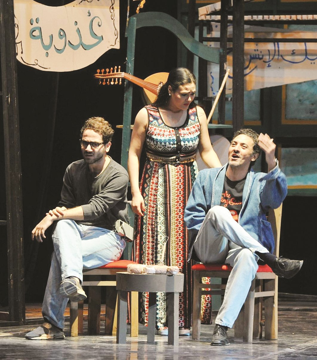 مشهد من مسرحية «بس انت مش شامم»