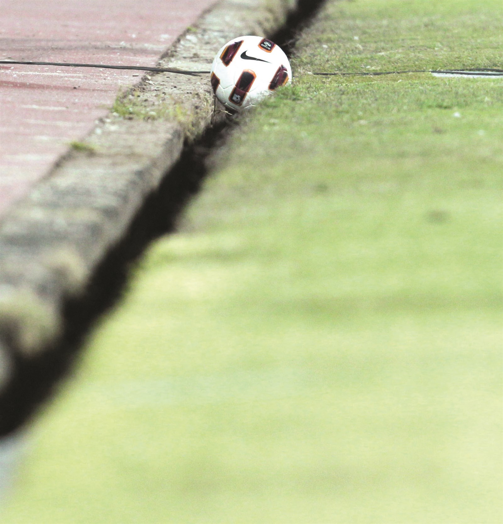 u0627u0644u0643u0631u0629... u0641u064a u00abu062du0641u0631u0629 u0627u0644u0625u064au0642u0627u0641u00bb  (u0627u0644u0623u0632u0631u0642 u062fu0648u062a u0643u0648u0645)