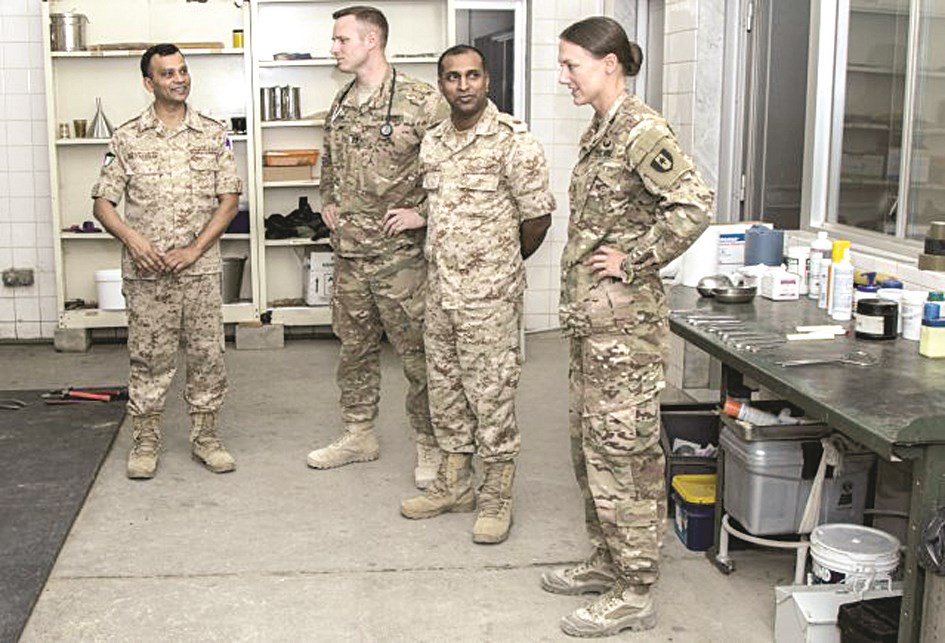 جيسيكا مع ضباط أميركي وبنغلاديشيين تابعين للجيش الكويتي