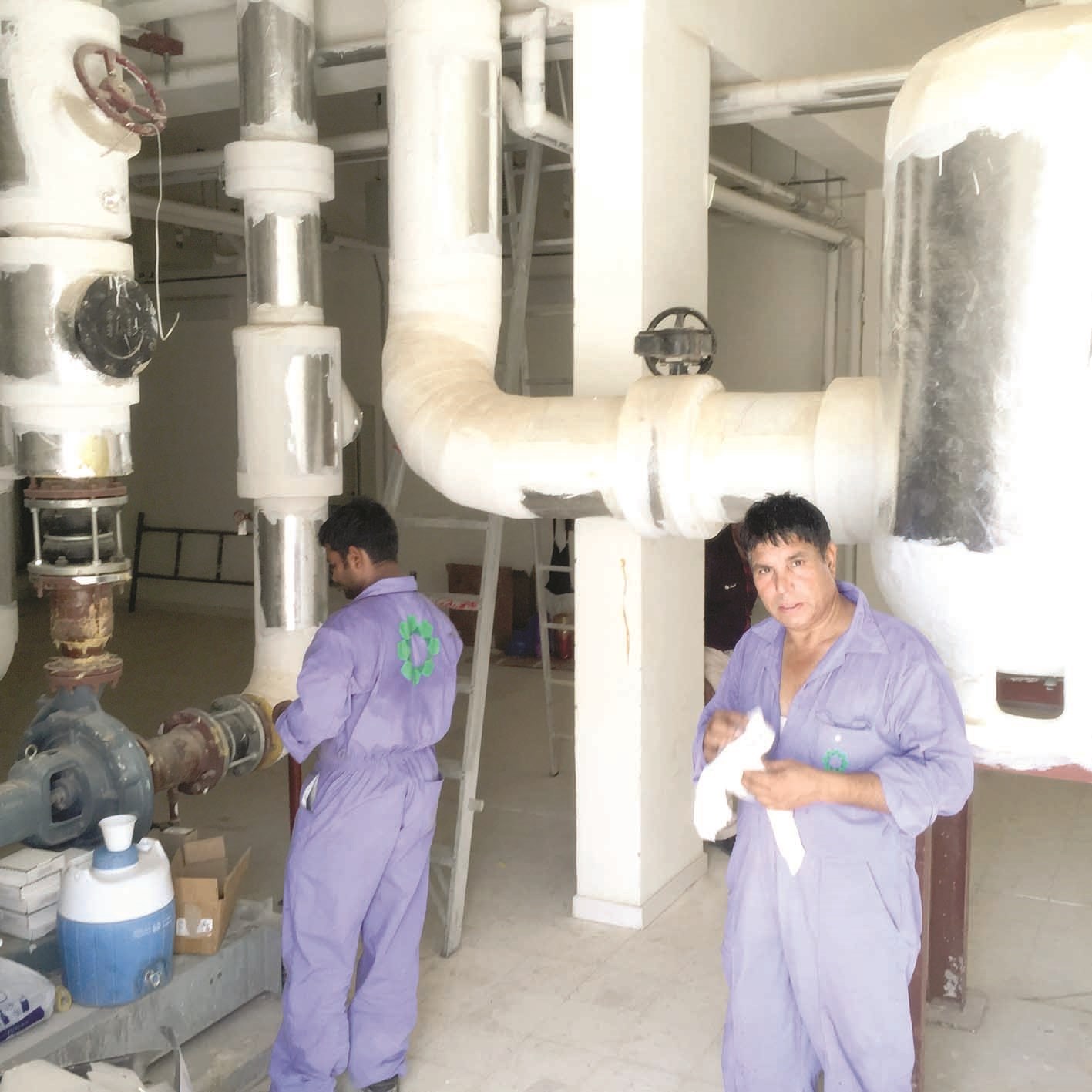 عمال التكييف يضعون اللمسات الأخيرة على الأجهزة