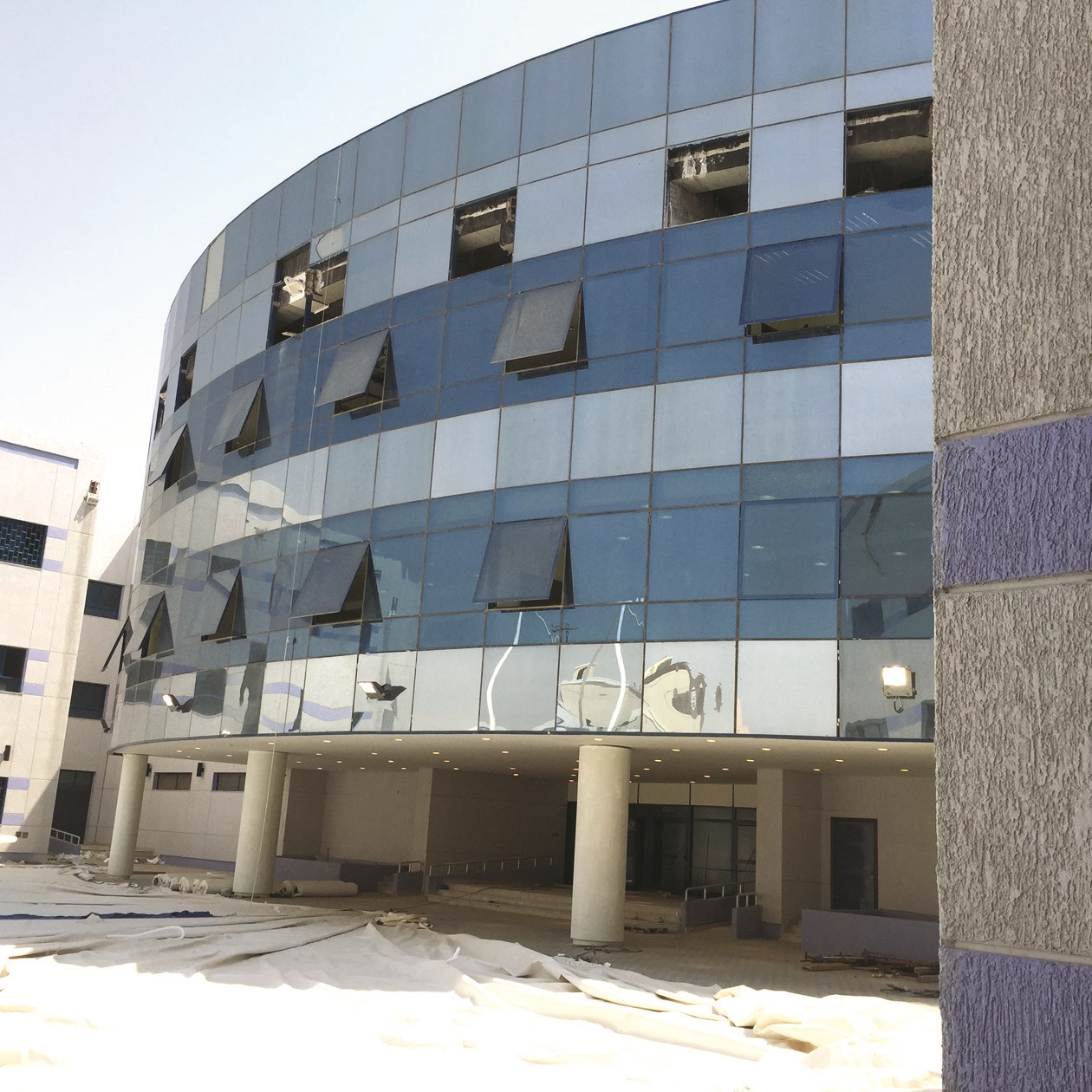 تجهيز المدارس الجديدة «الذكية»