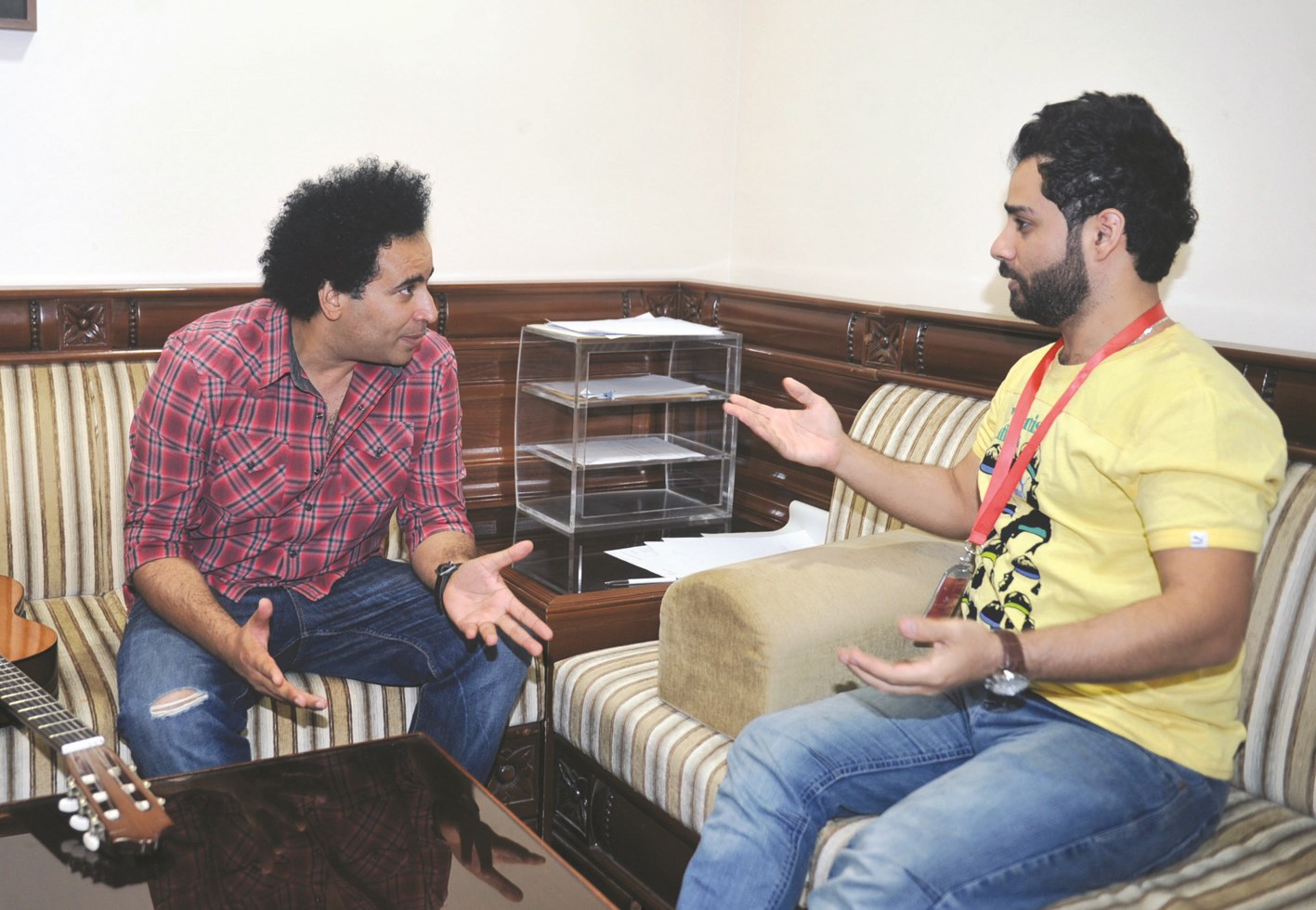 شوقي متحدثاً للزميل علاء محمود     (تصوير نور هنداوي)