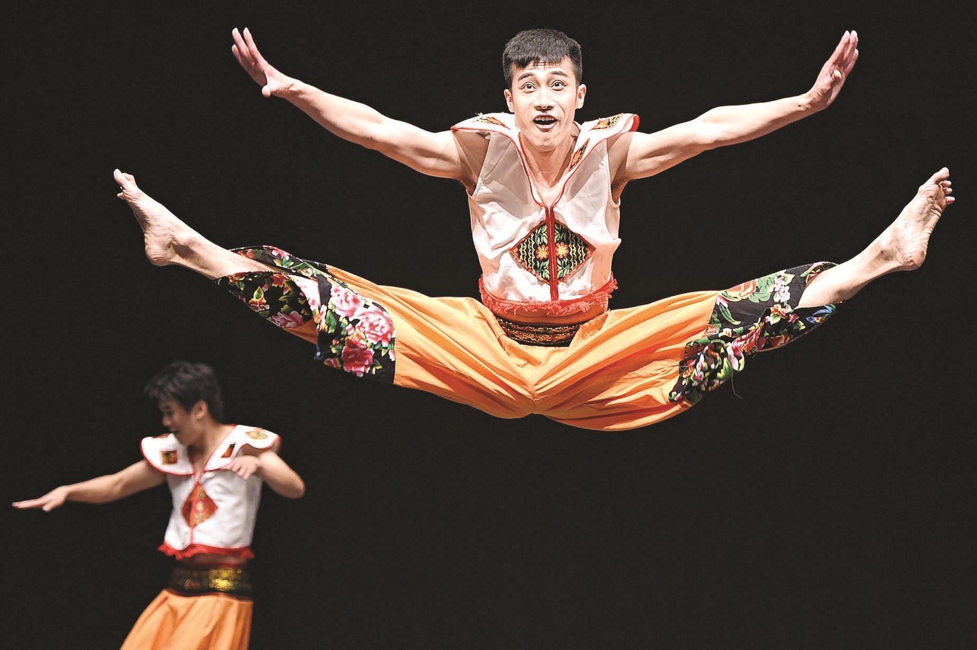 مرونة الراقصين أثرت الرقصات الاستعراضية