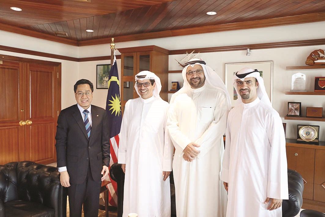 السفير الماليزي مستقبلاً الناهض والوفد المرافق