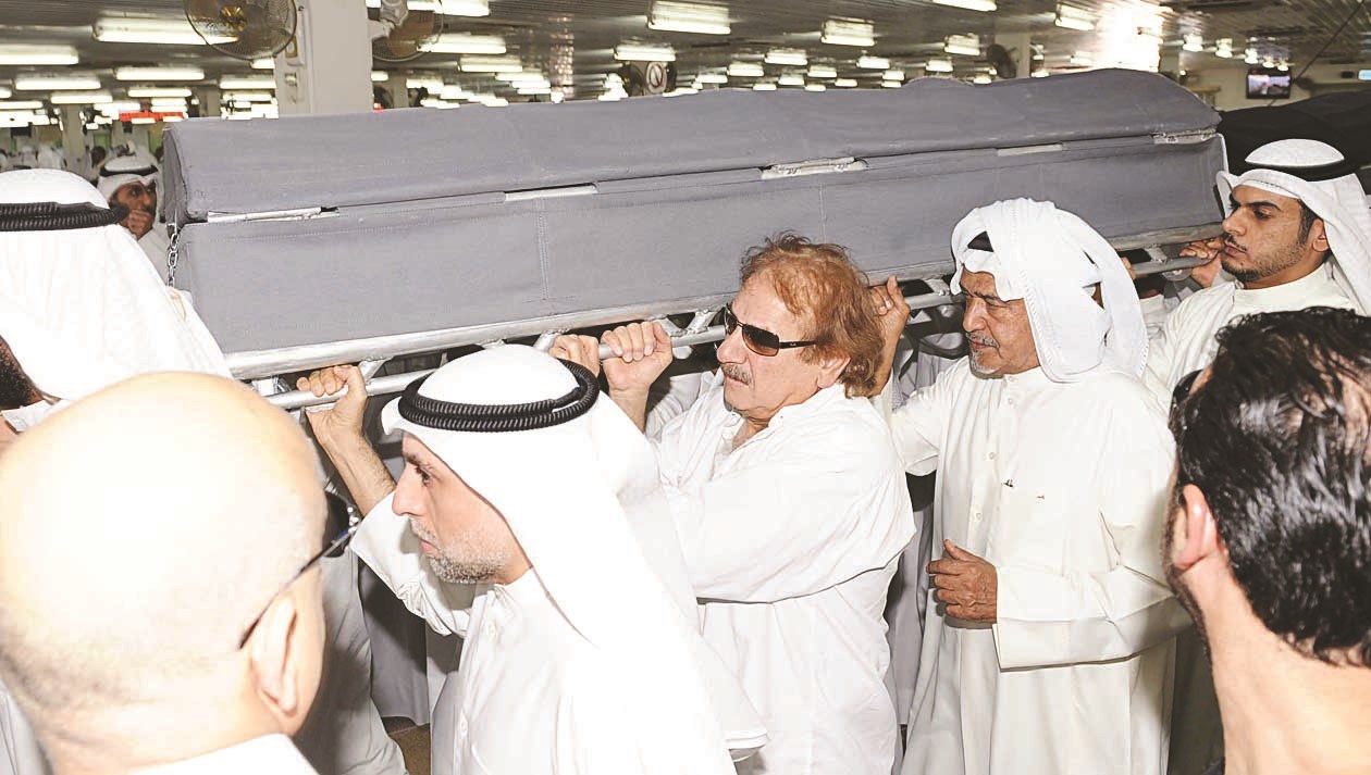 المنصور يحمل رفيقة دربه  (تصوير جلال معوض)