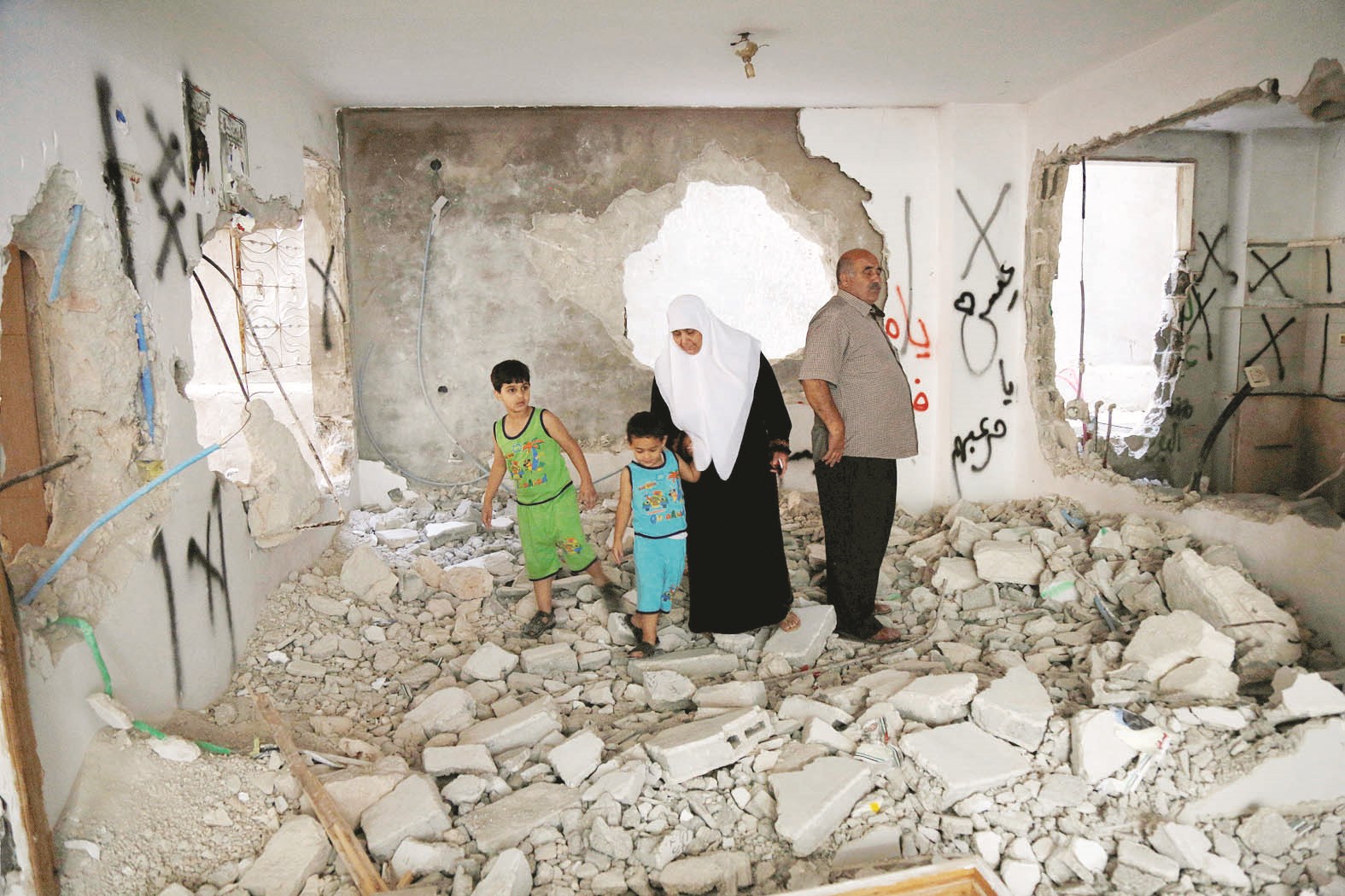 u0648u0627u0644u062fu0627 u0645u0647u0627u062cu0645 u0641u0644u0633u0637u064au0646u064a u064au062au0641u0642u062fu0627u0646 u0645u0646u0632u0644u0647u0645u0627 u0627u0644u0630u064a u062fu0645u0631u0647 u0627u0644u062cu064au0634 u0627u0644u0625u0633u0631u0627u0626u064au0644u064a u062cu0632u0626u064au0627u064b u0641u064a u0645u062eu064au0645 u0642u0644u0646u062fu064au0627 u0642u0631u0628 u0631u0627u0645 u0627u0644u0644u0647  (u0631u0648u064au062au0631u0632)