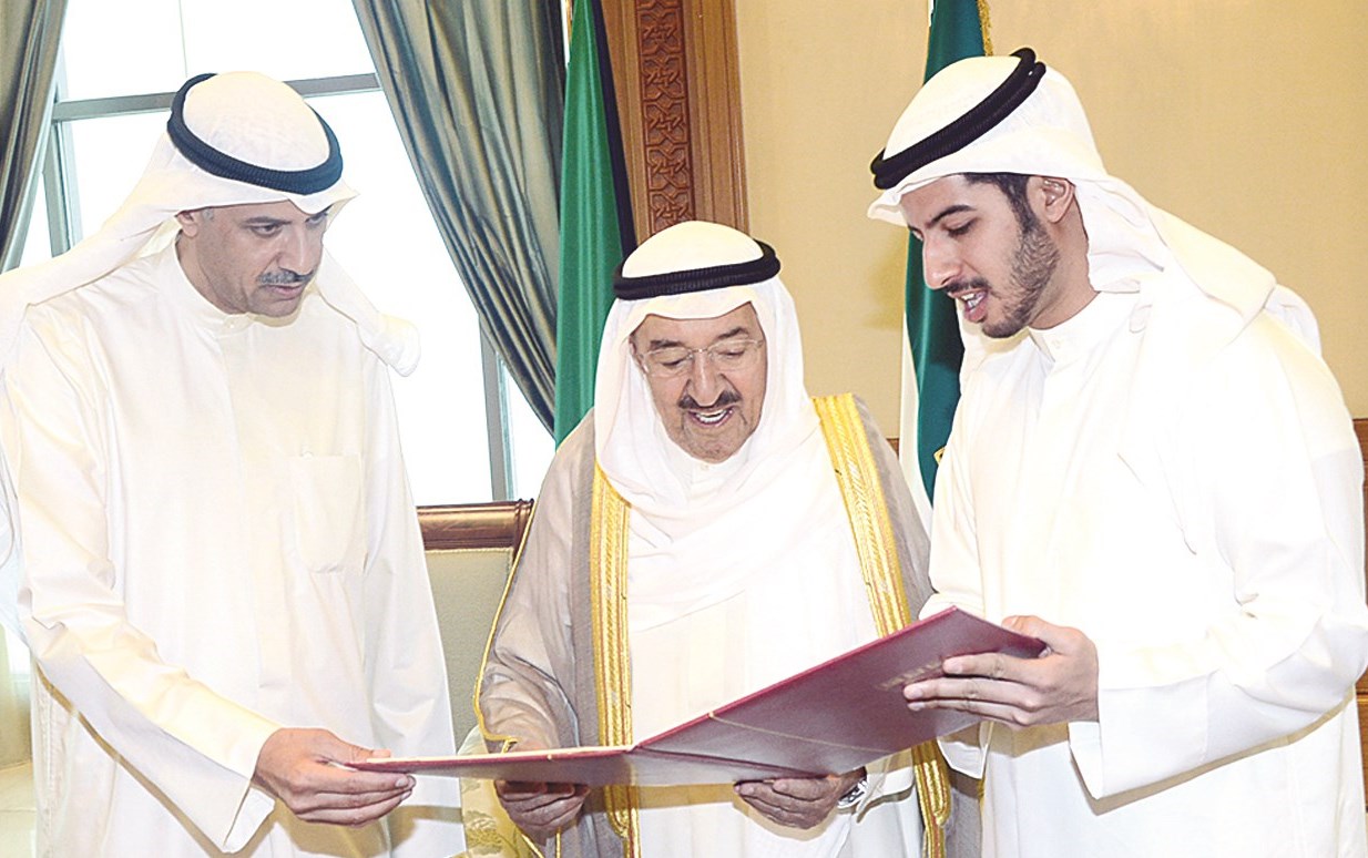 ... ويطلع على جائزة العميد للتميز من محمد وعبدالعزيز البحر