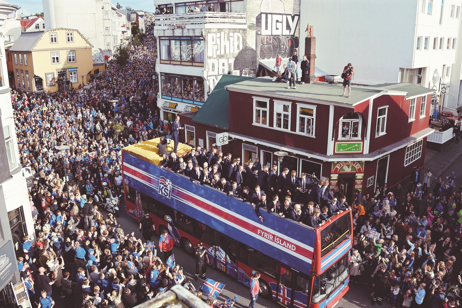 u062du0627u0641u0644u0629 u0645u0646u062au062eu0628 u0623u064au0633u0644u0646u062fu0627 u062au0634u0642 u0637u0631u064au0642u0647u0627 u0628u064au0646 u0627u0644u062cu0645u0627u0647u064au0631 u0641u064a u0631u064au0643u064au0627u0641u064au0643 (u0625 u0628 u0623)