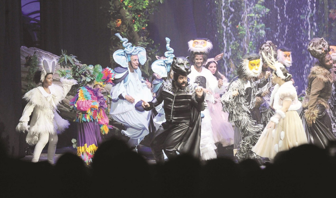 شلالات مياه وأشجار على الخشبة