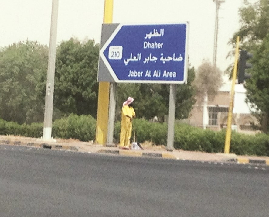 عامل ينتظر الإشارة الحمراء ليقوم بمهمته الروتينية!