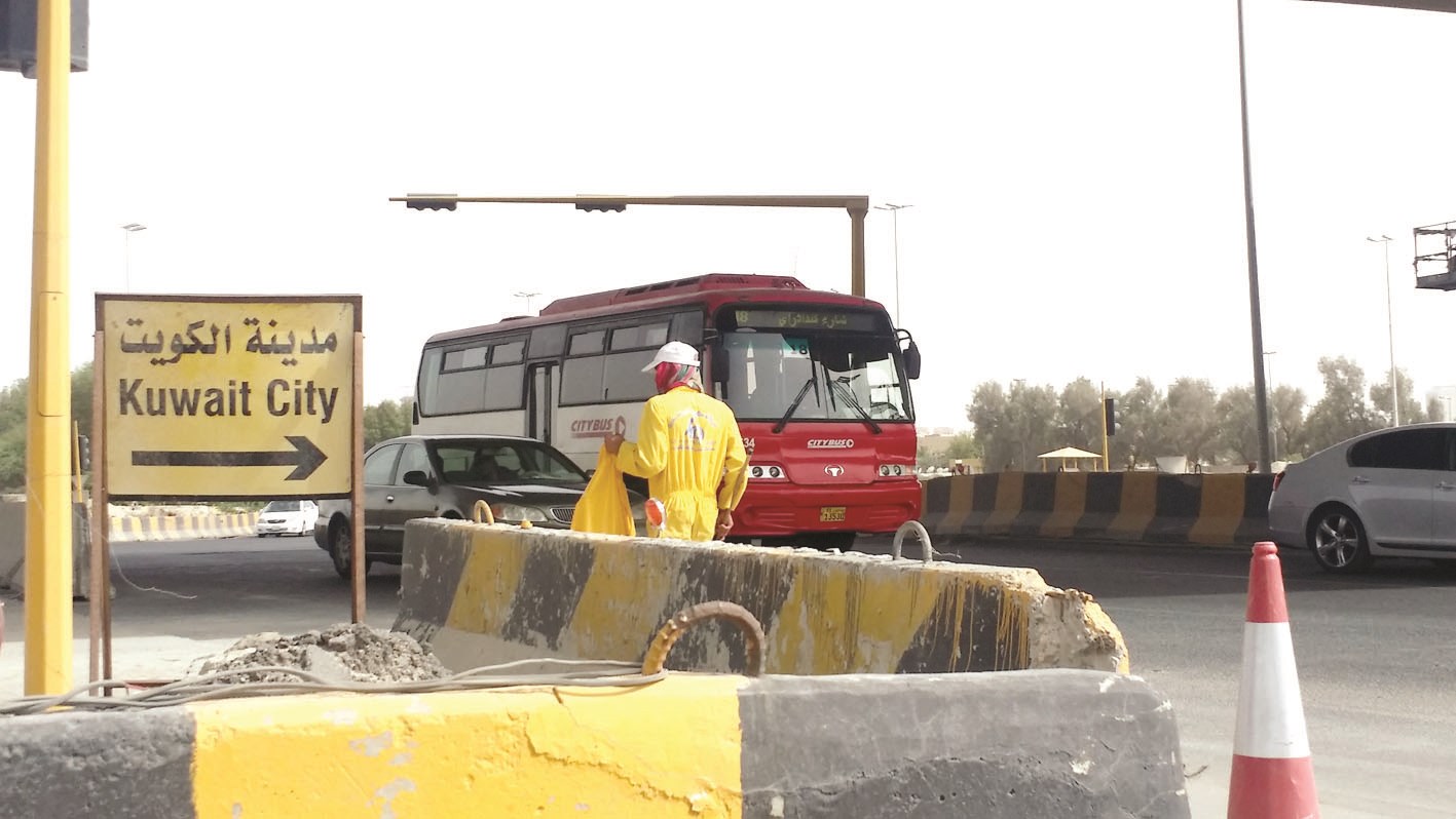 يستغل توقف السيارات عند الإشارة ليتجول بينها مستعطفاً قائديها