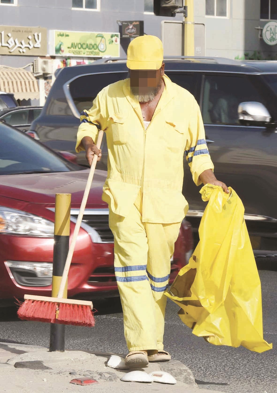 يحمل كيس القمامة والمكنسة ليكمل مسرحية التسول