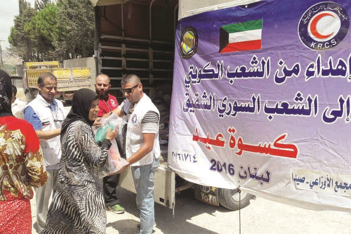 u062cu0645u0639u064au0629 u0627u0644u0647u0644u0627u0644 u0627u0644u0623u062du0645u0631 u0623u062bu0646u0627u0621 u062au0648u0632u064au0639 u0643u0633u0648u0629 u0627u0644u0639u064au062f u0639u0644u0649 u0627u0644u0646u0627u0632u062du064au0646 u0627u0644u0633u0648u0631u064au064au0646 u0641u064a u0644u0628u0646u0627u0646