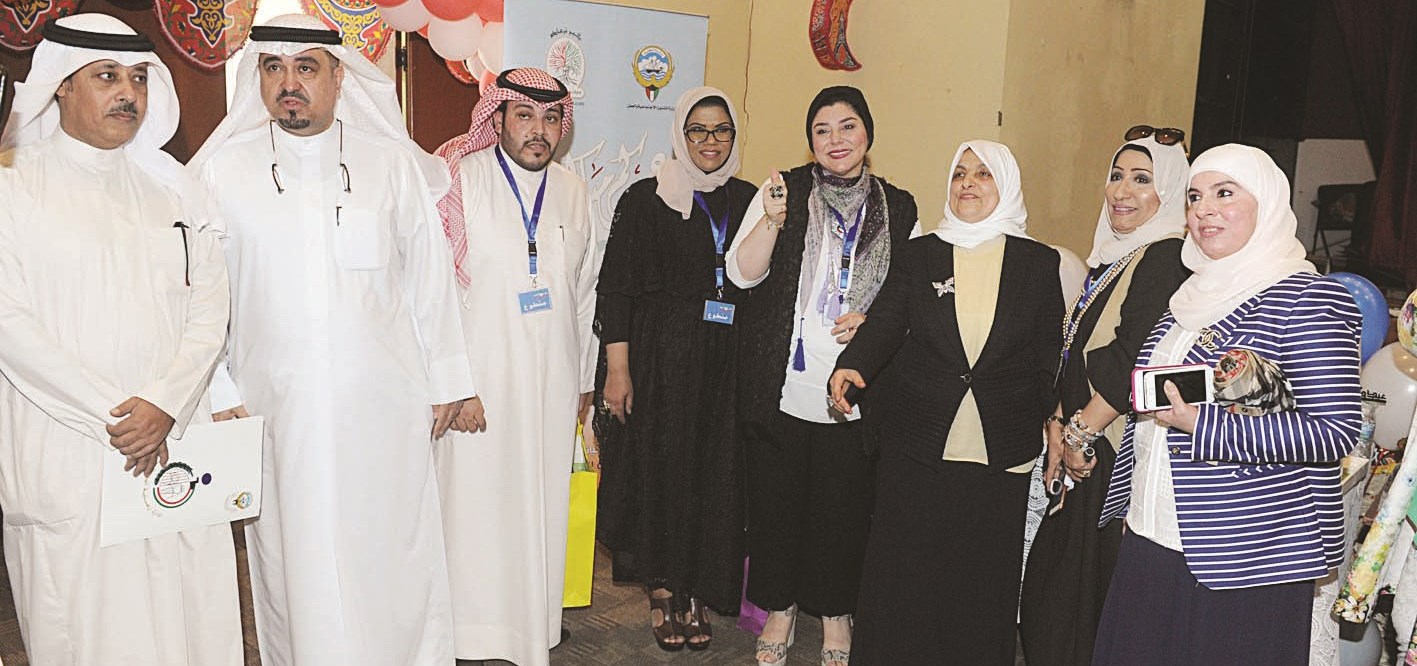 الصبيح تتوسط موظفي الوزارة       (تصوير زكريا عطية)