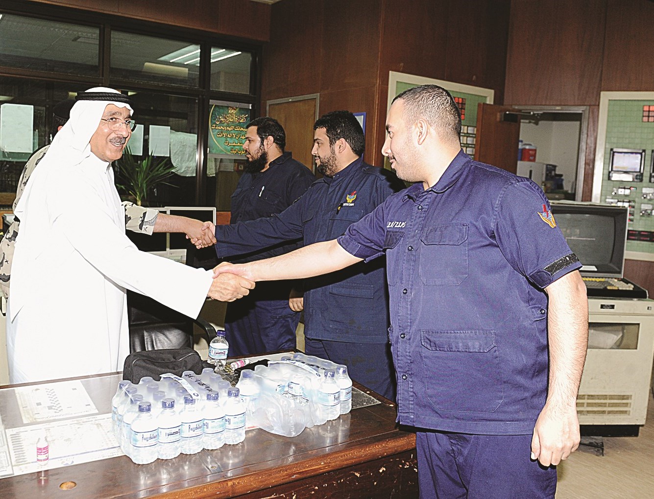 معايدة أحد موظفي الوزارة