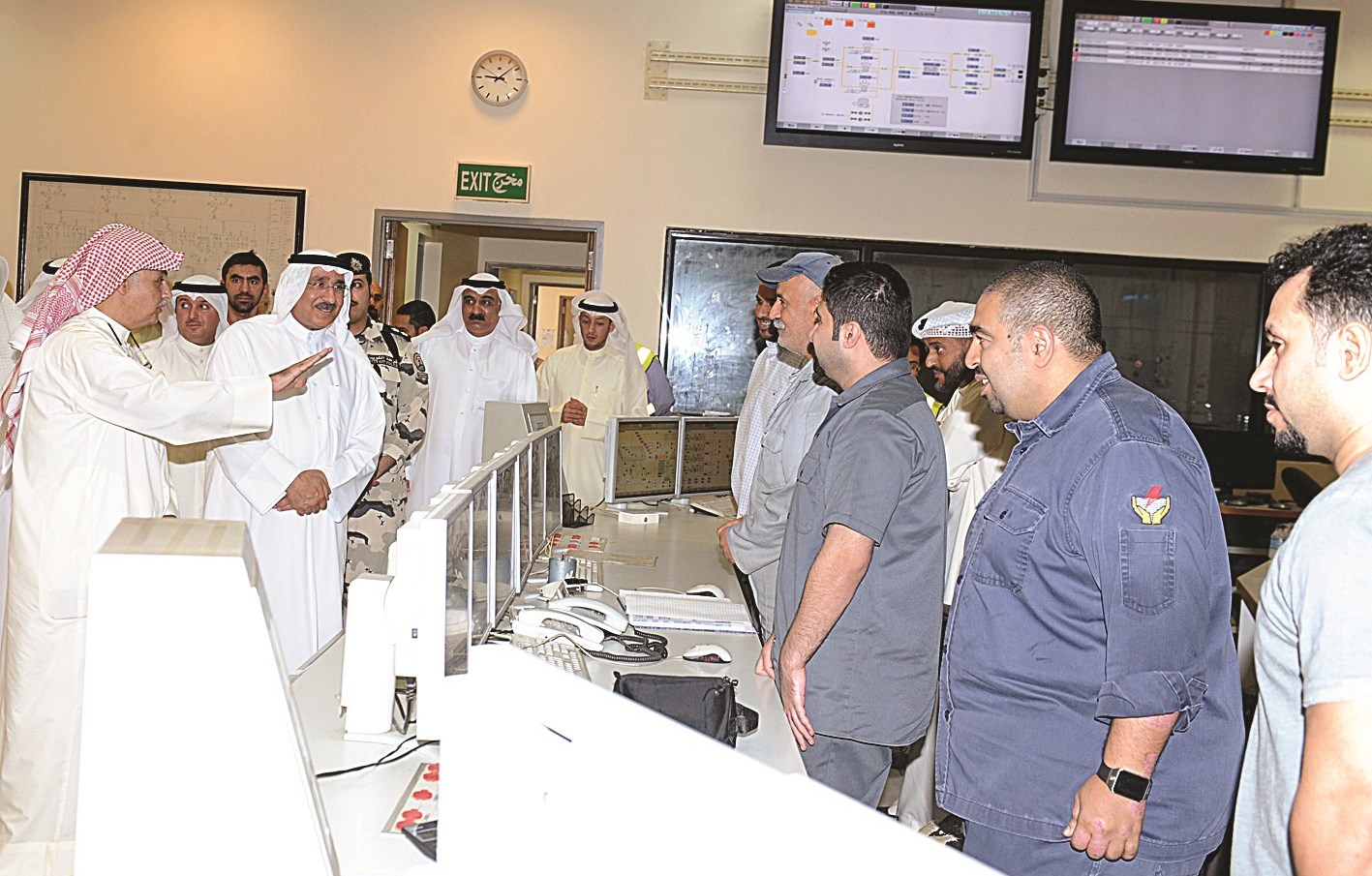 الجسار مستمعاً إلى شرح لمهام بعض العاملين   (تصوير كرم ذياب)