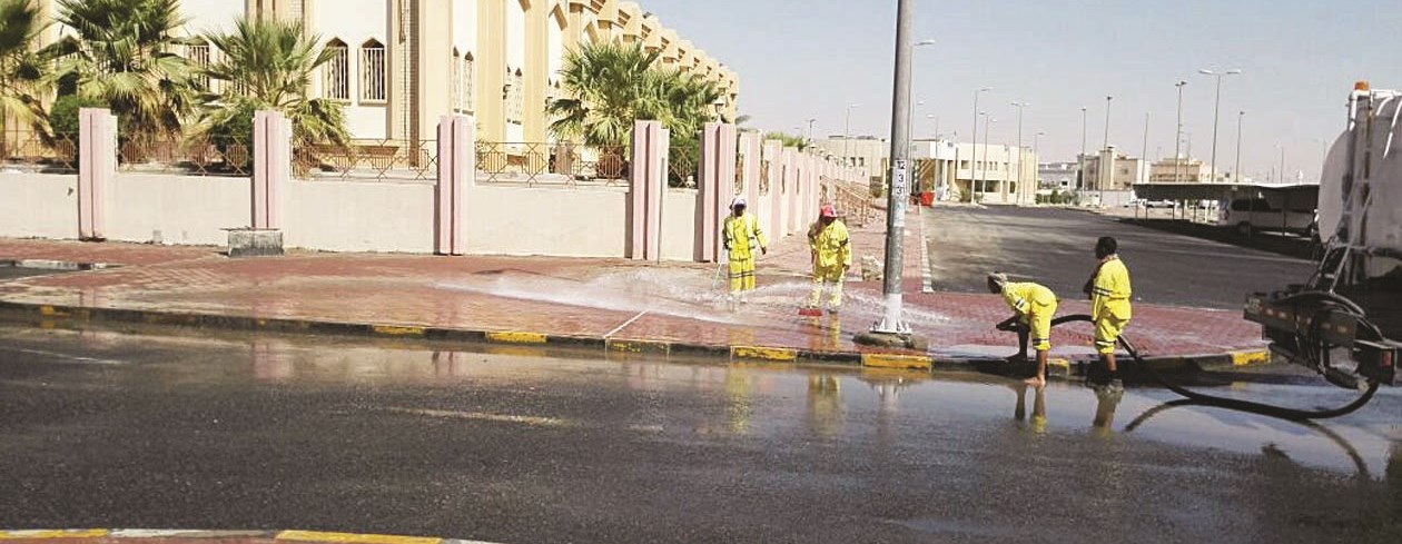 عمال البلدية يطهرون محيط أحد المساجد