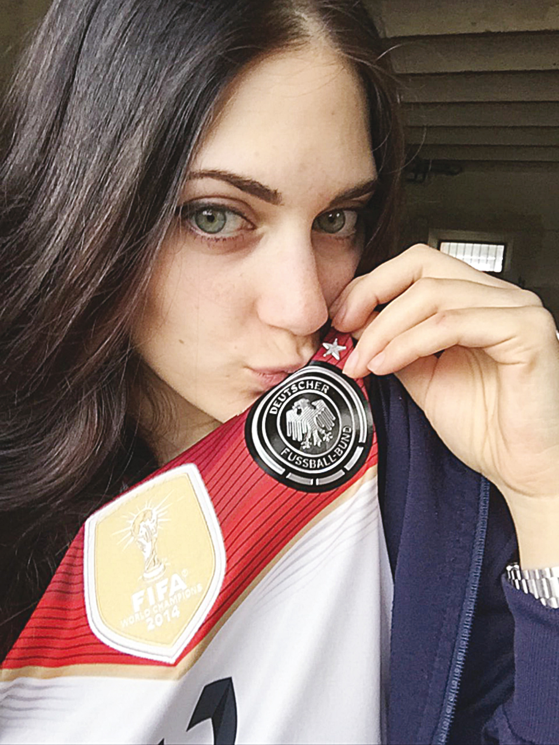 u0633u0648u0646u064au0627 u062au0642u0628u0651u0644 u0634u0639u0627u0631 u0627u0644u0627u062au062du0627u062f u0627u0644u0623u0644u0645u0627u0646u064a u0639u0644u0649 u0642u0645u064au0635 u0627u0644u0640 u00abu0645u0627u0646u0634u0627u0641u062au00bb