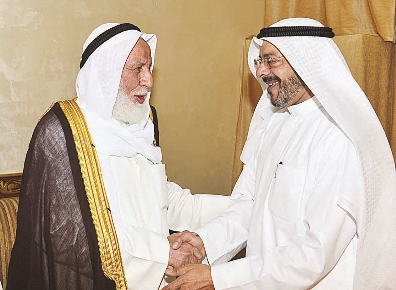 حمود الرومي يتلقى التهنئة من ناصر الصانع