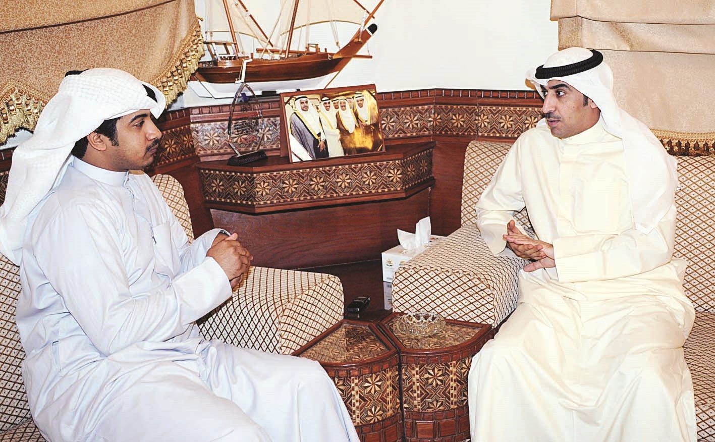 الطاحوس متحدثا الى الزميل ناصر المحيسن (تصوير نايف العقلة)