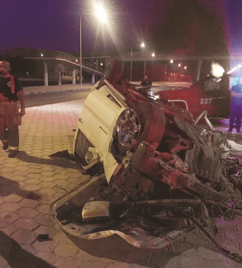 ... والسيارة المنقلبة على طريق الفحيحيل