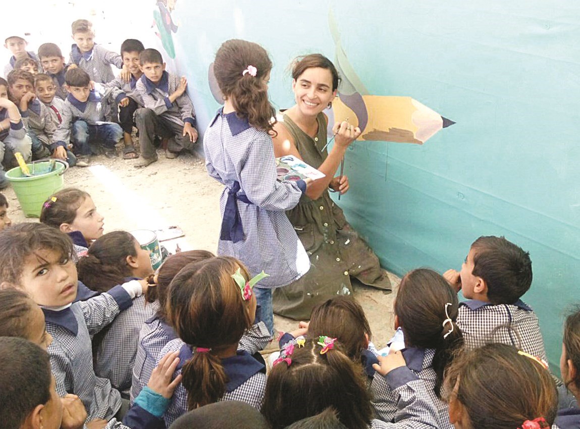 ابتسامة المعلمة تخفف وطأة اللجوء على الأطفال