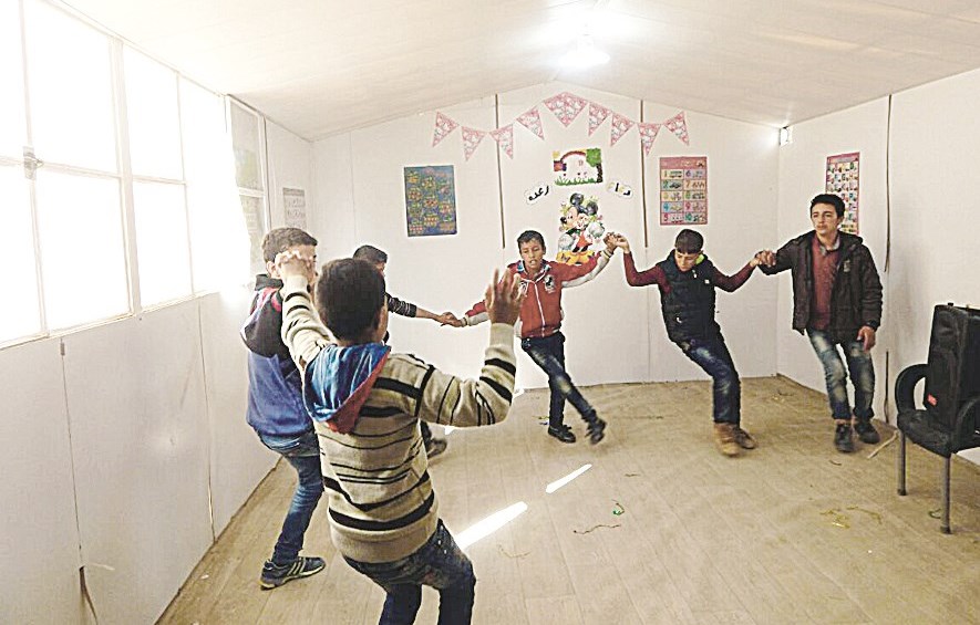 «دبكة» طلابية في أحد فصول المدرسة