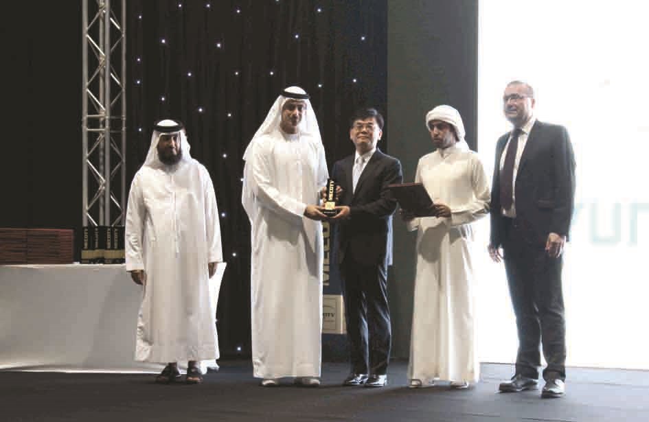 كيم متسلّماً الجائزة