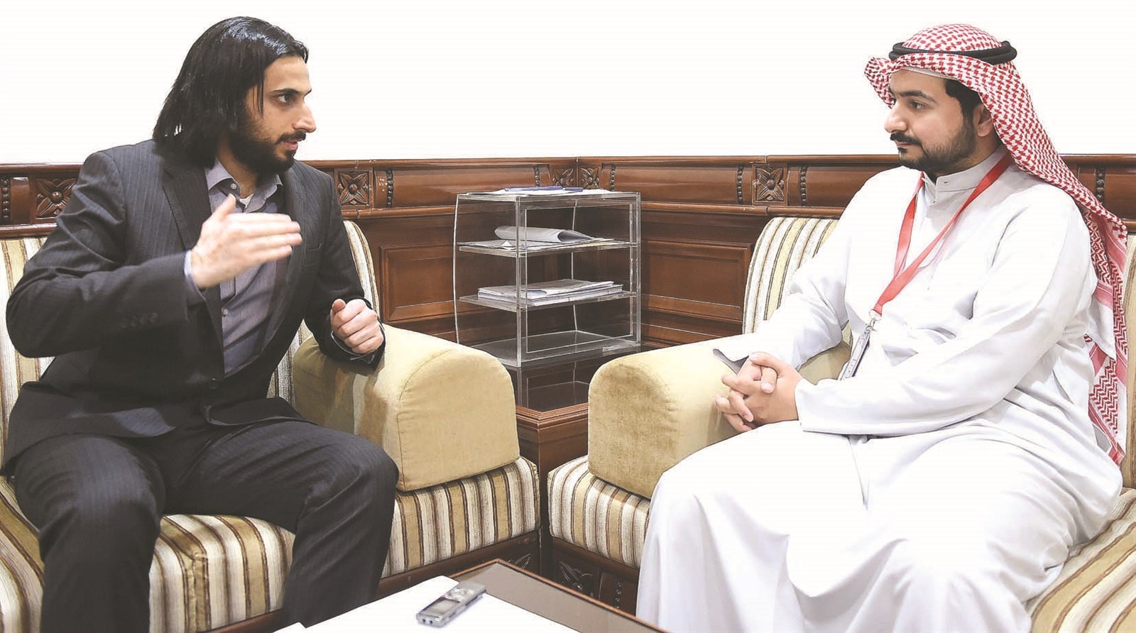 محمد الأنصاري متحدثاً للزميل علي الفضلي (تصوير جاسم بارون)