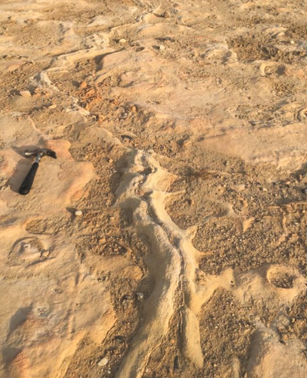 شقوق مصاحبة لبراكين طينية صغيرة