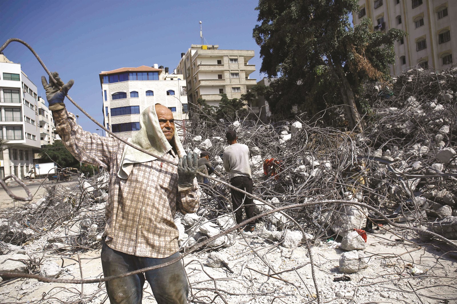 u0639u0645u0627u0644 u0641u0644u0633u0637u064au0646u064au0648u0646 u064au0632u064au0644u0648u0646 u0627u0644u0631u0643u0627u0645 u0645u0646 u0645u0628u0646u0649 u0645u062fu0645u0651u0631 u0641u064a u063au0632u0629 (u0627 u0641 u0628)