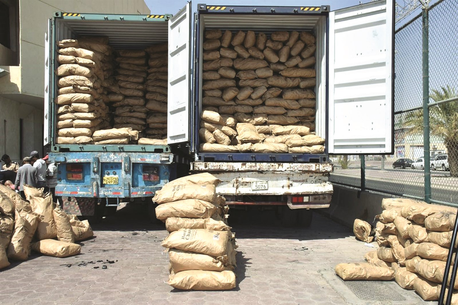 حاويتا الفحم المحملتان بالكبتي