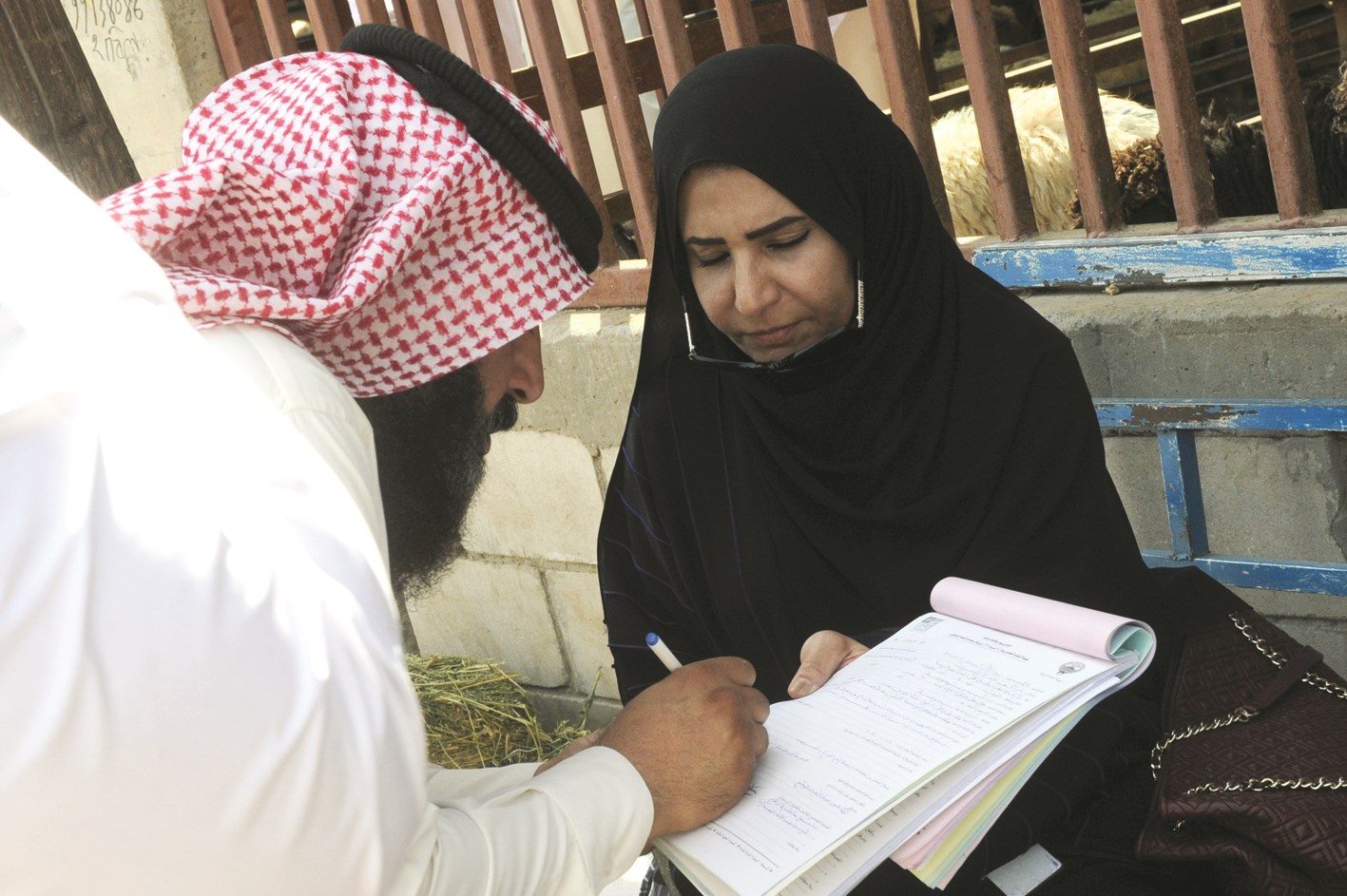 أحد ملاك القسائم يوقع على مخالفته البيئية